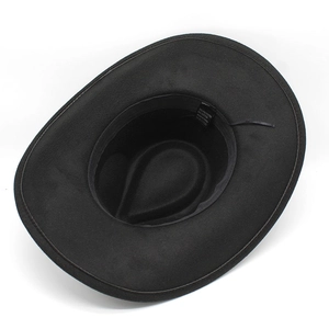 Vue intérieure du chapeau fedora noir montrant l'étiquette 65% coton et le cordon réglable