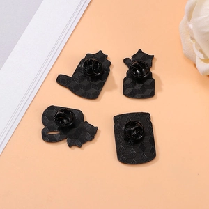 Lot de 4 fermoirs papillon noirs pour badges et broches sur fond rose pastel