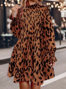 Abito elegante a maniche lunghe con stampa leopardata, collo con ruches e gonna a strati