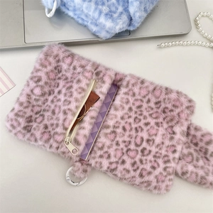Detailansicht der rosa Leoparden-Plüschtasche mit weichem Webpelz und weißem Reißverschluss