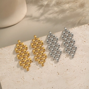 Boucles d'oreilles géométriques tissées dorées et argentées sur pierre naturelle beige