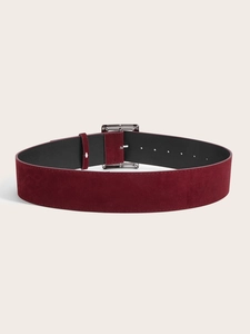 Détail d'une ceinture large pour femme en daim bordeaux avec boucle carrée argentée