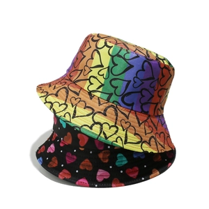 Cappello da pescatore a righe arcobaleno con stampe a cuore e pois per protezione solare