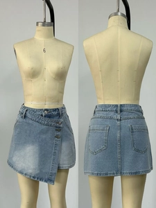 Détails avant et arrière de la jupe-short en jean bleu clair avec boutons en métal rétro