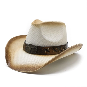 Chapeau de cowboy classique en paille à larges bords avec bandeau relief taureau