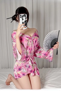 Detailansicht eines Kimono-Bademantels mit Blumenmuster, weiten Ärmeln und Gürtel