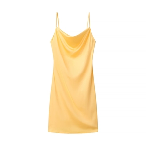 Piatto di un mini abito in raso giallo brillante che mostra la texture e lo scollo a cappuccio