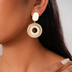 Lot de 6 boucles d'oreilles créoles dorées avec texture tissée beige et diamants