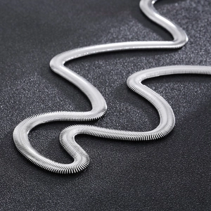 Collana minimalista a catena piatta a serpente da 8mm in argento con trama intrecciata