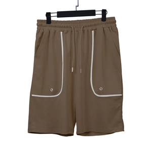 Détails du short cargo marron foncé avec taille élastique à cordon et liseré blanc