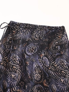 Détail d'une jupe sirène en tulle avec imprimé cachemire doré et lien à la taille