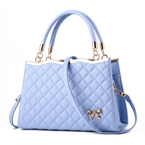 Sac à main en cuir matelassé bleu clair avec nœud élégant et détails dorés brillants