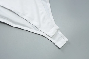 Détails des coutures de qualité et du tissu en maille blanche élastique de la robe fleurie