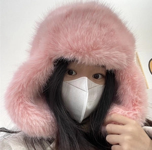Colbacco in peluche rosa con paraorecchie per il calore invernale e protezione vento