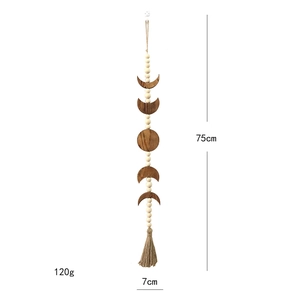 Dettaglio decorazione murale fasi lunari in legno con perline e lunghezza 75cm