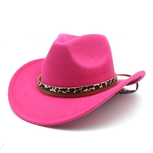 Détail du chapeau de cowboy en laine fuchsia avec imprimé léopard et bande en cuir