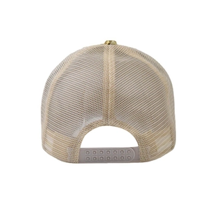Détail de la casquette trucker beige avec fermeture snapback réglable et maille