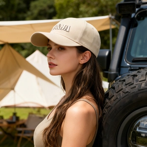 Casquette de baseball beige avec broderie N&JA, idéale pour un look urbain en extérieur