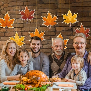 Decorazioni di foglie d'acero appese per la festa d'autunno e il Ringraziamento
