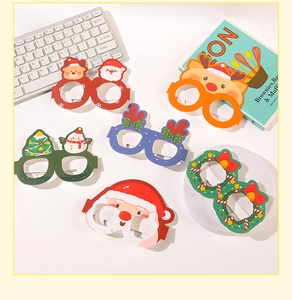 Vue à plat de six lunettes de Noël en carton coloré pour décoration de fête festive