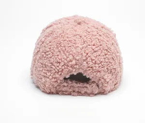 Vista posteriore del cappellino rosa in lana di agnello con texture riccia calda