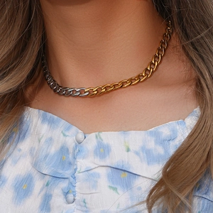 Collana a catena cubana da 8mm bicolore oro e argento in acciaio inossidabile su modella