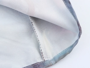 Dettaglio della cucitura overlock e della finitura interna di qualità su abito stampato