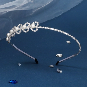 Elegant bridal headband featuring gradient pearls and heart-shaped rhinestones on silver base