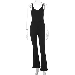 Détails d'une combinaison noire moulante sans manches avec jambes évasées et taille haute