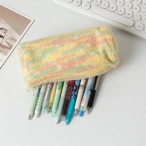 Gros plan sur la trousse en peluche arc-en-ciel à grande capacité et rayures tissées