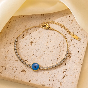 Primer plano del brazalete de ojo turco bañado en oro de 18K con esmalte y cierre de langosta
