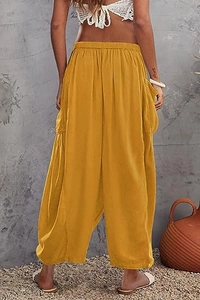 Détail du pantalon sarouel jaune en lin avec de grandes poches et taille élastique bohème