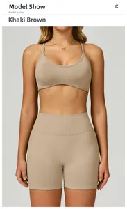 Detail eines nahtlosen Sportsets in Khakibraun mit High-Waist-Shorts und geripptem Halt