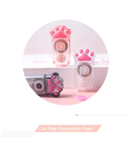 Nahaufnahme von Katzenpfoten-Korrekturbändern in Pink und Grau auf Dekoständern