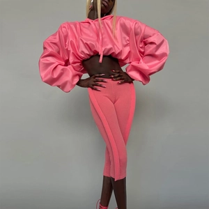Ensemble femme tendance rose brillant avec sweat à capuche court et legging capri