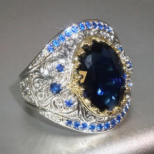 Anello vintage bohémien con grande pietra blu ovale e dettagli metallici strutturati