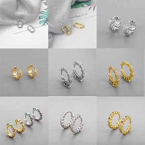 Détails de diverses boucles d'oreilles de luxe en or et argent avec zircons et textures