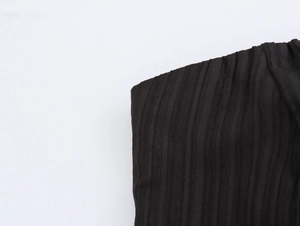 Nahaufnahme der schwarzen gerippten Stofftextur an diesem sexy trägerlosen Bodycon-Kleid