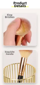 Détail d'un pinceau maquillage double embout avec poils denses et virole dorée