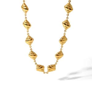 Elegante collana in acciaio al titanio placcato oro 18K con ciondoli a conchiglia
