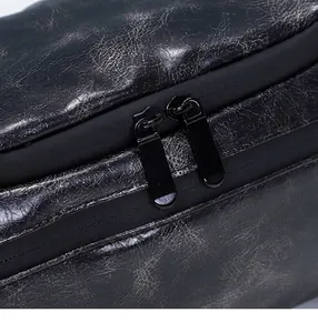 Nahaufnahme der schwarzen Doppelmetall-Reißverschlüsse an der wasserdichten PU-Tasche