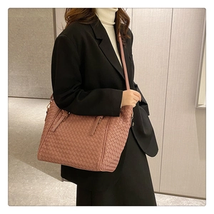 Detail der gewebten Ledertasche in Altrosa mit Intrecciato-Muster und Trageriemen