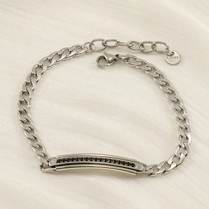 Bracciale cubano in acciaio inossidabile con zirconi neri su sfondo di seta