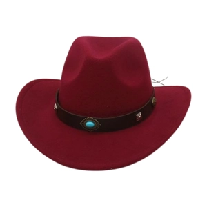 Détail d'un chapeau fedora bordeaux avec pierre turquoise et clous sur bande en cuir