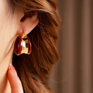 Créoles torsadées plaquées or avec résine bordeaux pour un look élégant