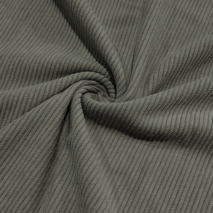 Nahaufnahme der grauen Cordstoff-Textur mit vertikalen Rippen und weichem Griff