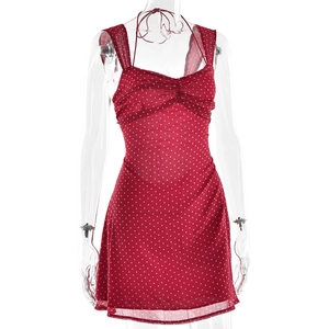 Detailansicht eines roten gepunkteten Chiffon-Minikleids mit Raffung und Trägern