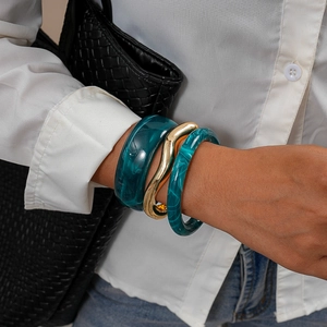 Three-piece set of acrylic geometric bangles and gold wave bracelet for women