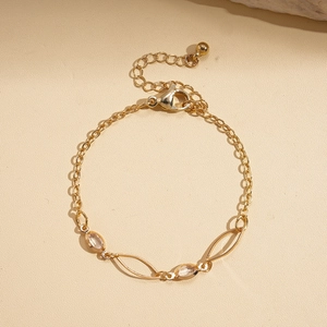Détail du bracelet chaîne dorée ajustable avec cristal marquise et fermoir mousqueton