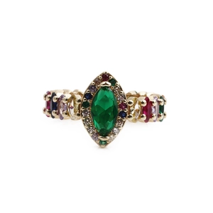 Vue détaillée bague ajustable dorée avec pierre marquise verte et cristaux colorés